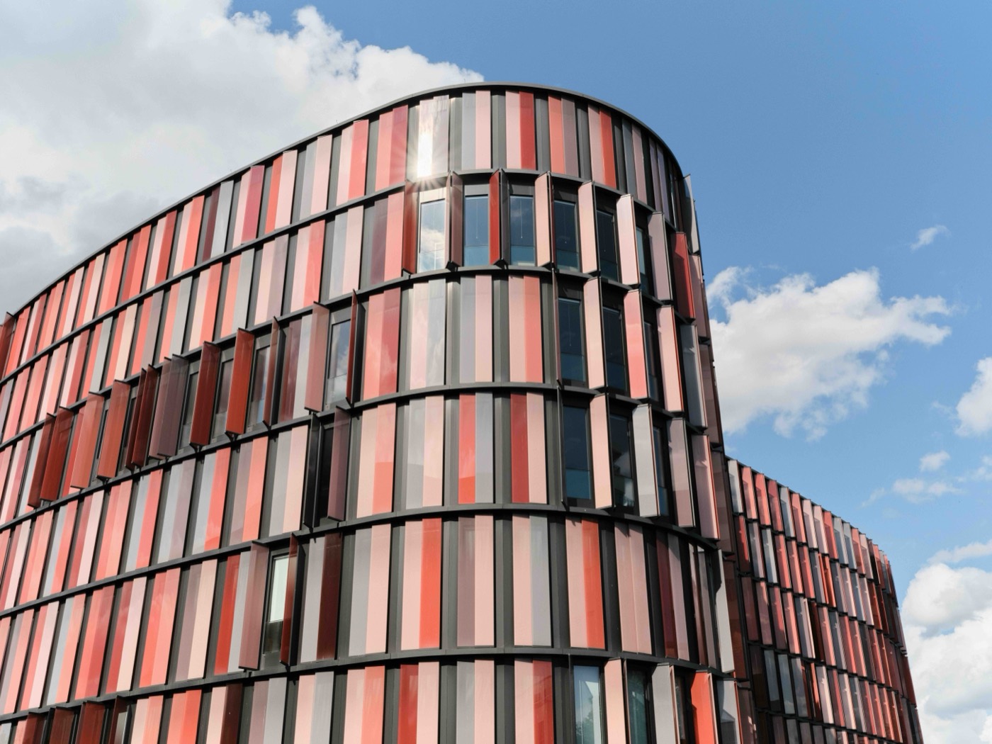 Bürogebäude mit Lamellenfassade